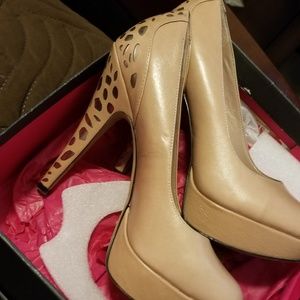 Vince Camuto neutral color pump
